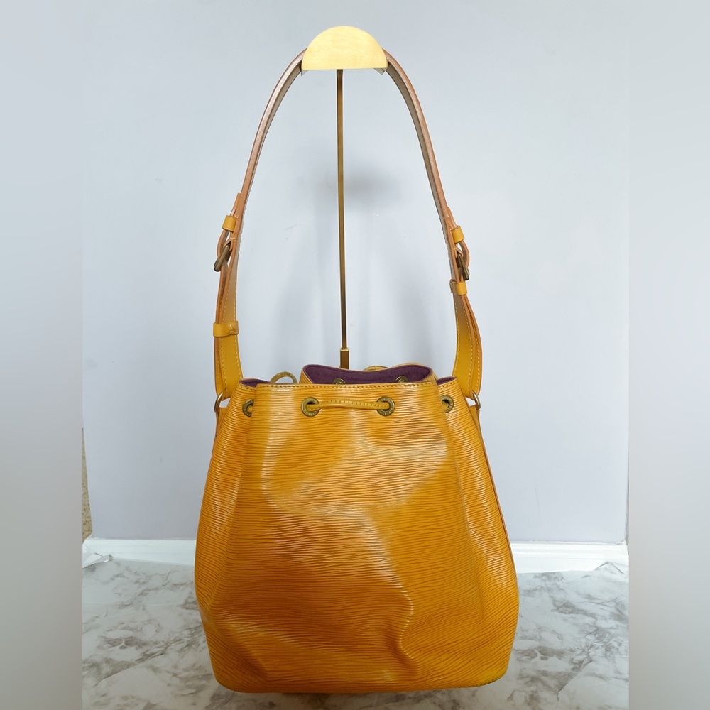 HOST PICK! Louis Vuitton Epi Noe Bucket Bag. Gorg Fall Color. Quiet Luxury! - Picture 4 of 16